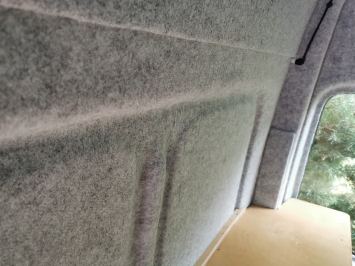 Felt with a lot of stretch is best suited for the interior panelling. This can be pressed neatly into the recesses