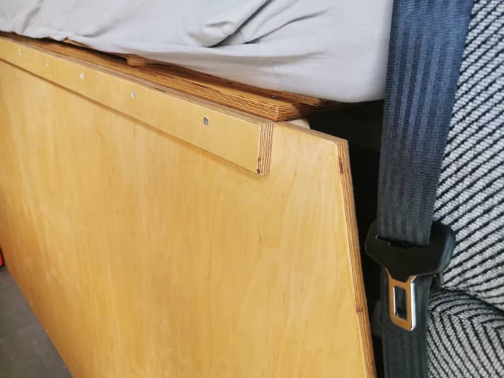 Feuchtigkeitsresistent sind vor allem harte Hölzer wie Birke oder Buche. Pappelsperrholz ist hingegen weniger gut geeignet und nimmt schnell Feuchtigkeit auf