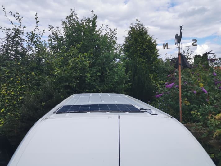 Flache Solarzellen machen sich beim Spritverbrauch nur marginal bemerkbar. Wichtig: Für etwas Unterlüftung sorgen!