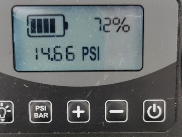 Akkustand und aktueller Druck sind auf dem großen Display sehr gut abzulesen