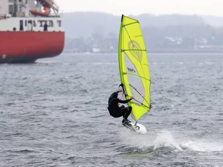 Auch kleine Jumps sind mit dem Naish Stratos problemlos drin