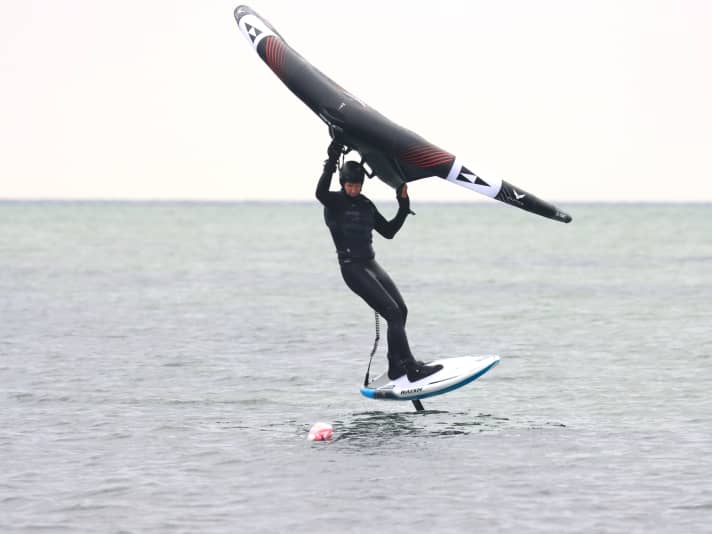 Kein ganz einfaches Unterfangen - Manöver auf einem schmalen Downwind-Board