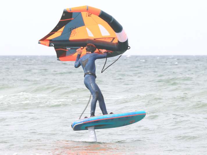 The tear-off edge glued under the tail noticeably reduces the driving resistance when starting off