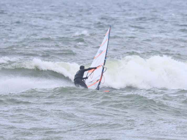 Ein breiter Griff generiert zusätzliche Segelpower für einen kraftvollen Bottom Turn