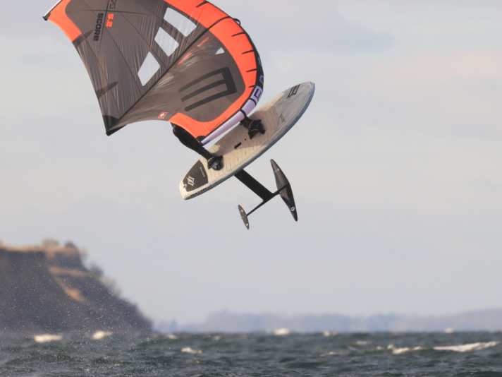 Springen gehört zwar nicht zur Kernkompetenz von Midlength-Boards, ist aber dank Schlaufenoption mit dem Hover Downwind Crossover durchaus möglich