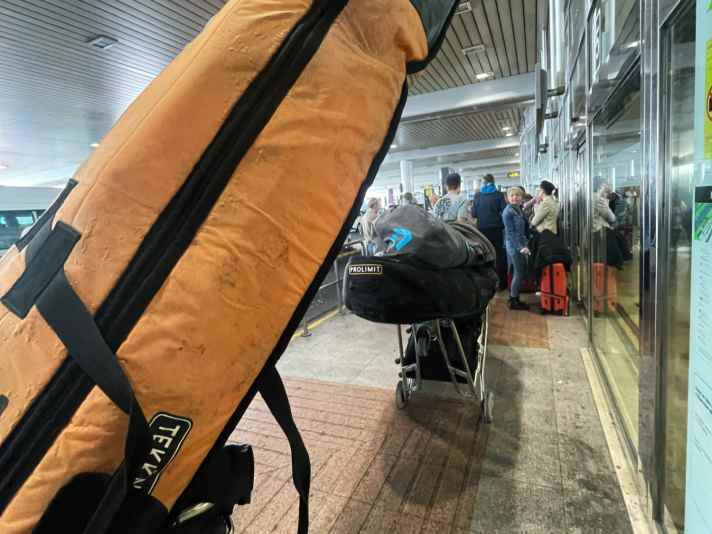 Immer ein Aufreger - der Checkin mit Surfequipment