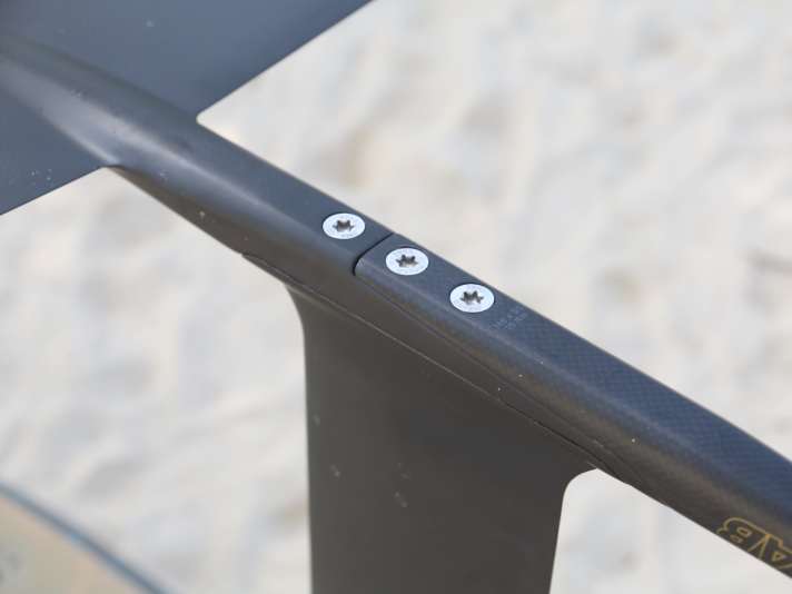 The two parts of the fuselage are fixed to the mast using the main bolts