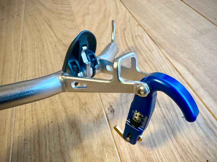 The mechanism releases the hook when required, the harness hook can now slide out