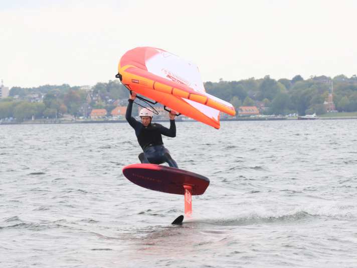 Für das Speedniveau eines Foils ist in erster Linie die Größe des Frontwings verantwortlich - je kleiner, desto schneller