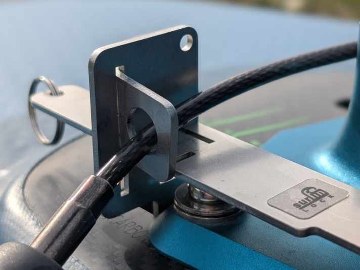 The system covers the screws so that the foil cannot be removed