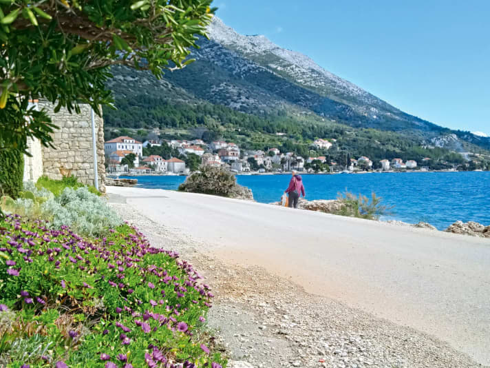 As almost everywhere, the coast is rocky, and Kucište is no exception. The water gets deep quickly.