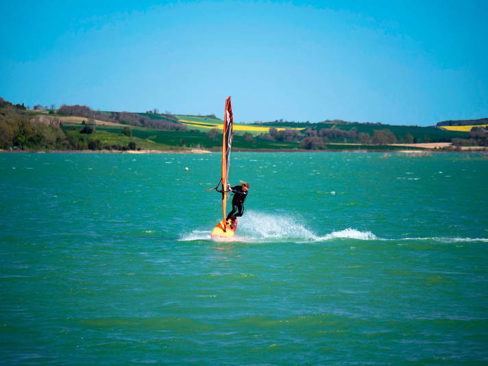 After around an hour and a half's drive from Leucate towards Toulouse, you reach the Lac de la Ganguise with its beautiful water colours.