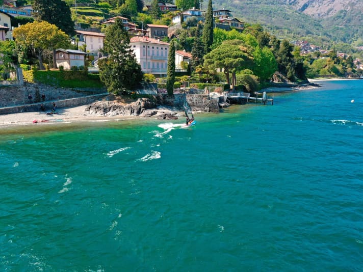 Lake Como could almost be considered the little brother of Lake Garda. Well ventilated from the north and south, but everything is a size smaller.