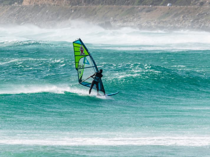In side-offshore winds, Flo waits longer to initiate the bottom tune than in onshore conditions