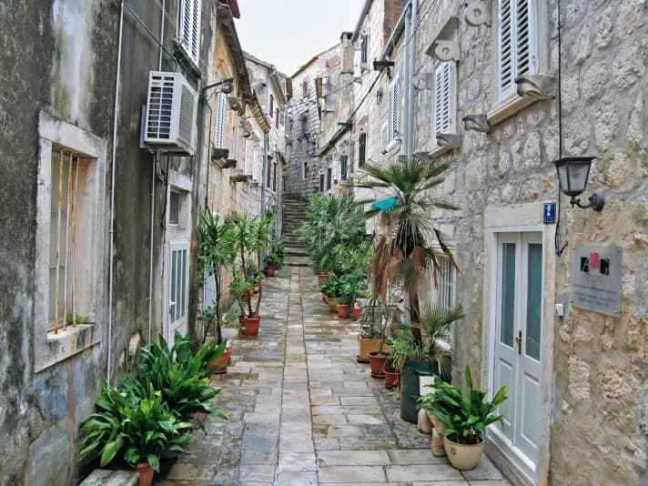 Winding alleyways in Kućište and Viganj.