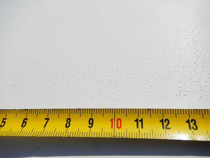 This is what a typical damage pattern looks like, as sent to us by a reader: Mini pocks that you can see and feel. Refurbishment is required now at the latest - but it is still possible.