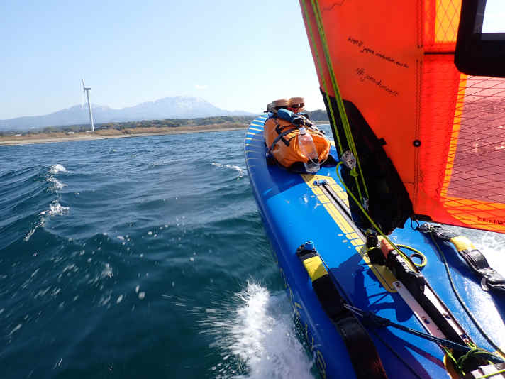 Kreuzen gegen Wind und Strömung, aber mit gutem Wind
