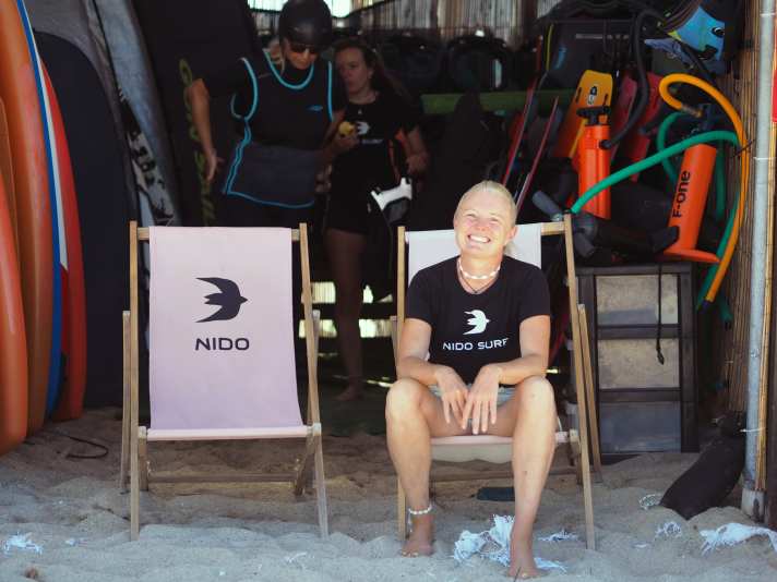 Rebekka während des Interviews bei der Nido Surf -Station in Posada auf Sardinien.
