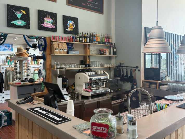Zum Surfshop gehört auch ein Café