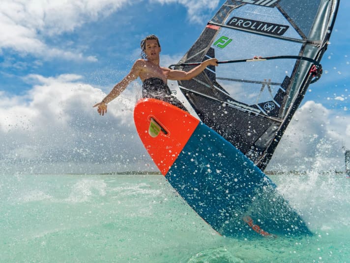 Mini fins have long since become a thing of the past even amongst the freestyle elite, as power moves also require plenty of speed and grip at the tail.