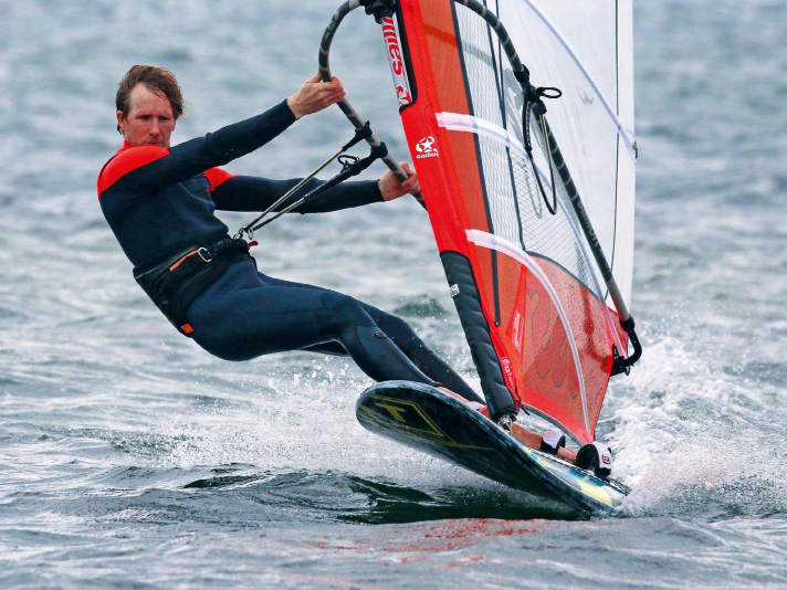 If the fin is long enough, the windward edge lifts slightly when planing.