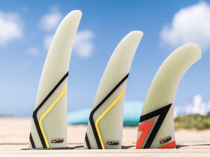 The more performance-orientated a fin is, the straighter its outline. Fins with more bend (rake) generally support the turning ability.
