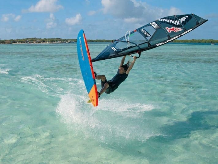 Warm, shallow, with an onshore and constant wind: not only beginners and intermediates feel at home here, but also freestylers.