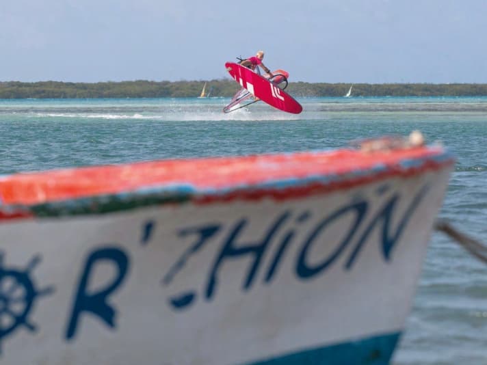 Bonaire: Hier werden Weltmeister gebacken: Amado Vrieswijk, einheimischer Freestyle-Weltmeister, trainiert täglich am Pier.