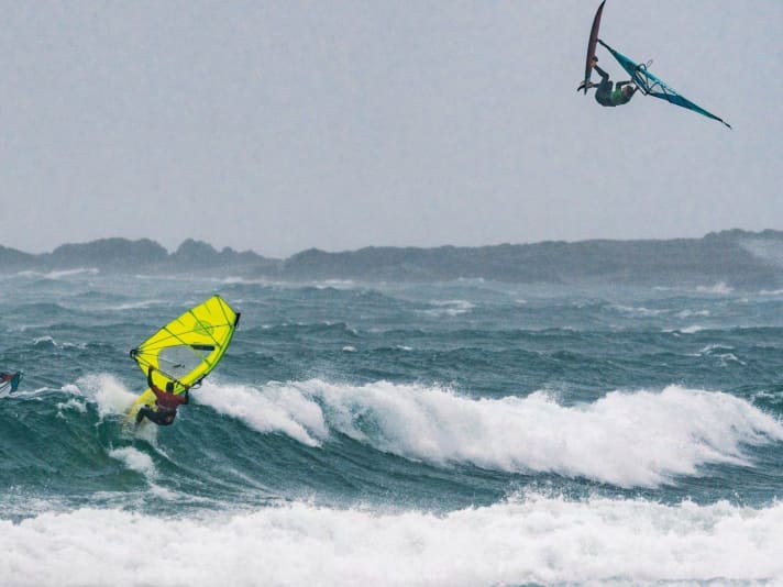 Wind for the 3.7 and a decent wave ensure optimal competition conditions on the first day.