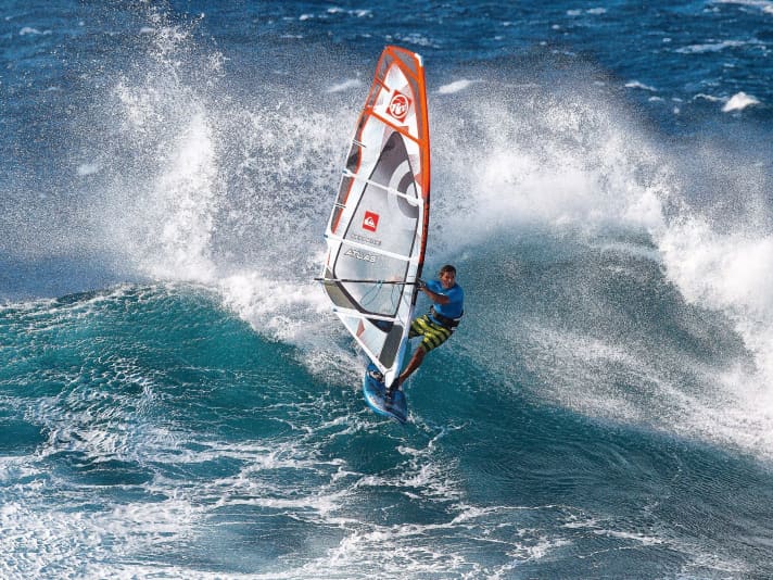 Wenn geballte Slalom-Kraft auf einen Hookipa-Welle trifft, dann ist ordentlich Spray garantiert. Antoine Albeau punktete in verschiedenen Disziplinen.