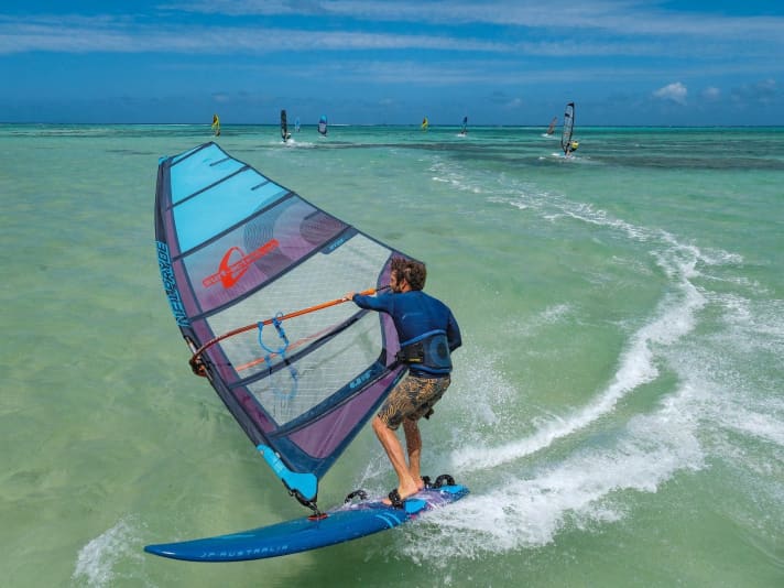 Fancy a casual duck jibe? No problem with the freeride sail for tester Tobi!
