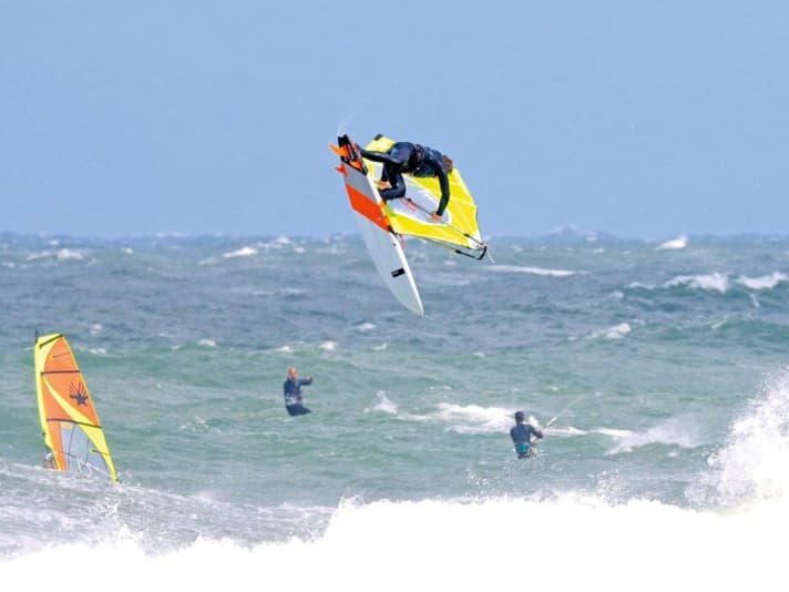 Modern waveboards are fitted with multi-fin set-ups – and are several centimetres wider than the old-school ones.