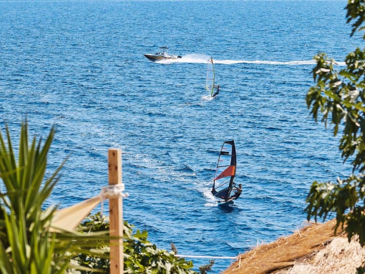 Der Maestrale beglückt am Nachmittag nicht nur die Surfer, er sorgt im Hochsommer auch für die ersehnte Abkühlung.
