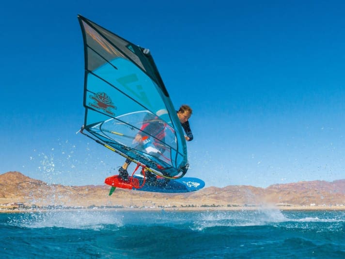 Auch ein Markenzeichen von Steven van Broeckhoven – egal, wie warm das Wasser ist, er trägt immer Surfschuhe.