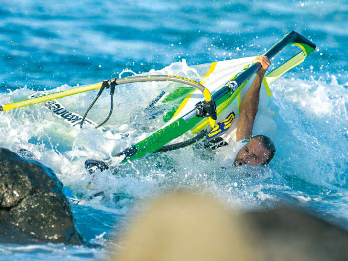 Masts can break - especially under extreme loads, as here in the waves of Hookipa.