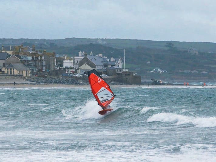 Bei Ebbe auch für Wave-Einsteiger geeignet – Marazion.