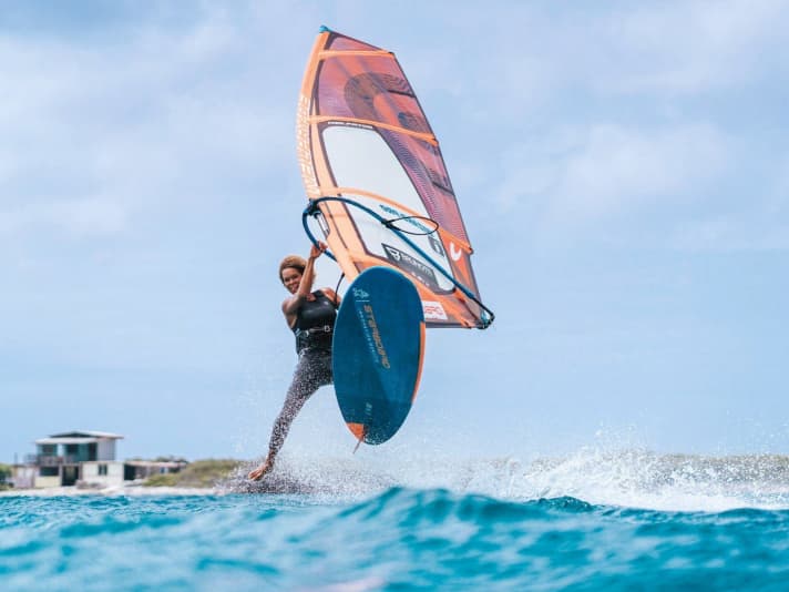Sarah-Quita vermittelt immer Spaß, wenn sie auf dem Surfbrett steht – kaum vorstellbar, dass es auch Zeiten gab, in denen sie nicht aufs Wasser wollte.