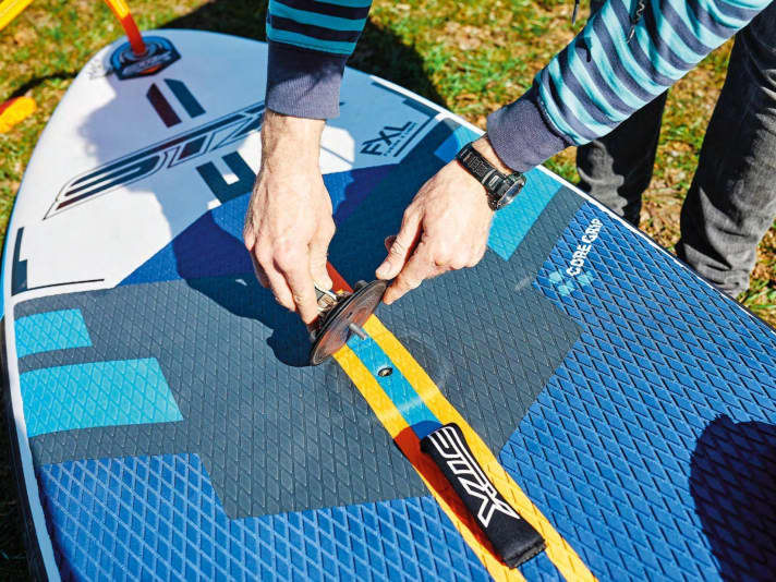 Das im Deck eingeklebte Gewinde unterscheidet windsurftaugliche Boards von normalen SUPs.