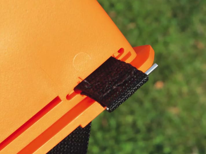 You have to take good care of the small metal pins that secure the tensioning straps to the fins. They are difficult to find in the sand or in the meadow.