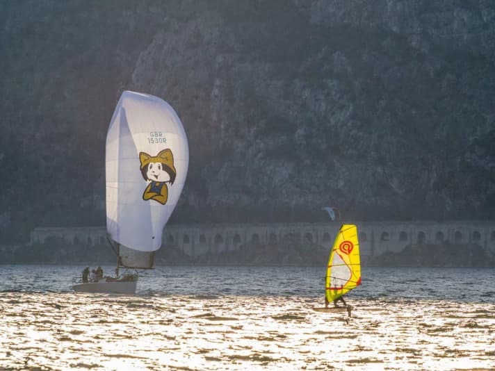 Die Kombination aus zuverlässigem WInd, angenehmen Temperaturen und italienischem Dolce Vita haben den Gardasee zum beliebtesten Windsurfrevier der Deutschen gemacht.
