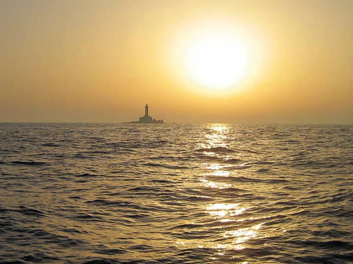 Tiny vapour droplets and Sahara dust form the characteristic sirocco haze.