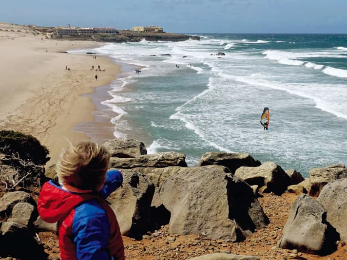 An windstillen Tagen ein beliebter Badestrand, bei strammem Nortada ein Spielplatz für Wave-Windsurfer: der Praia do Guincho.
