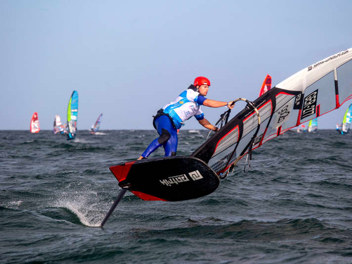 Foil professionals in particular also wear impact protection waistcoats - but they also make sense for amateur foilers