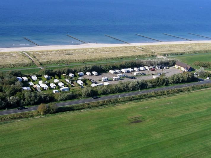 Uriger Stellplatz direkt an der Ostsee: Das Surfcenter Wustrow