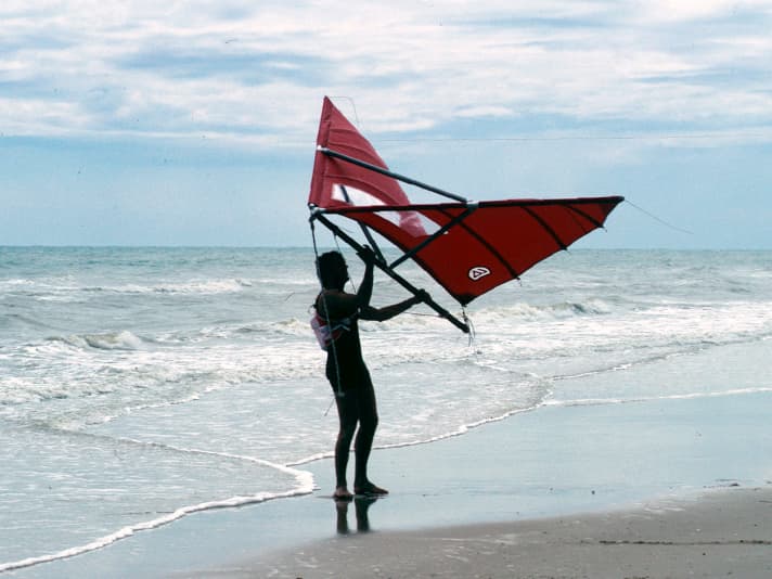Wingsurf-History: Statt luftgefüllter Kammern gab’s 1981 allerlei Aluminium-Rohre