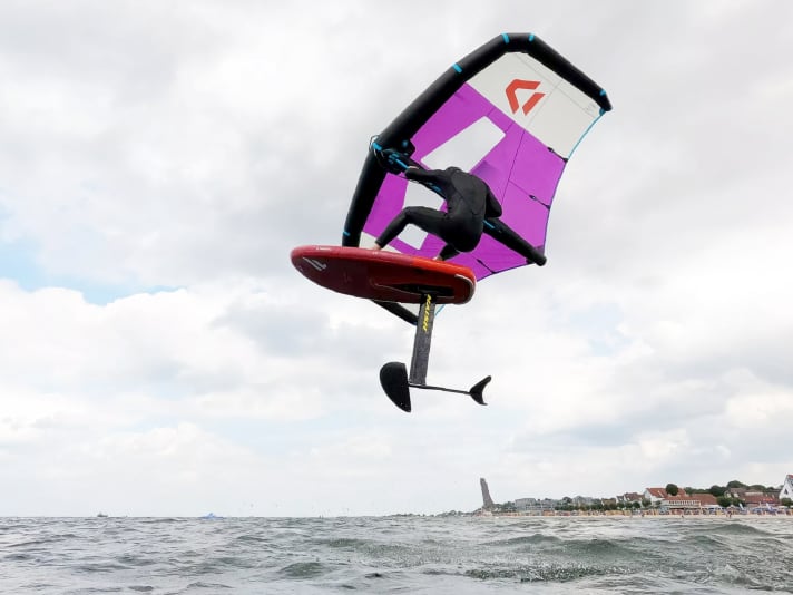 Inflatable wingboards feel almost as stiff as hardboards - and are sometimes even suitable for jumps