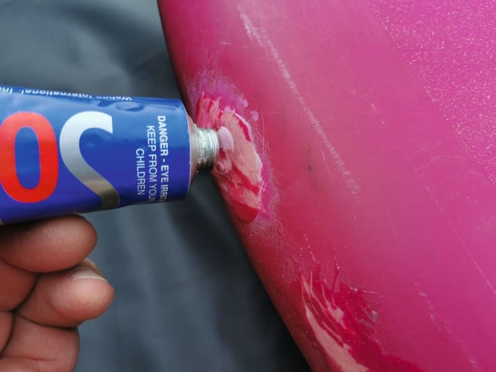 In the shade or indoors, the clear repair compound is applied quickly and smoothed out quickly and carefully, e.g. with a wooden spatula. The area is then best exposed to direct sunlight