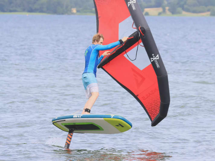 The foil sits on a large carbon plate on the Tahe Aria Air