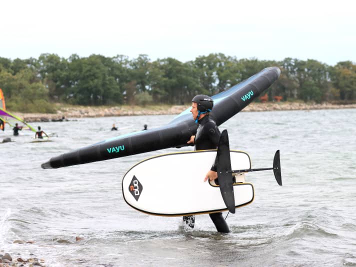 The recess for the foil mast on the Duo Plate Wingboard serves as a good carrying handle