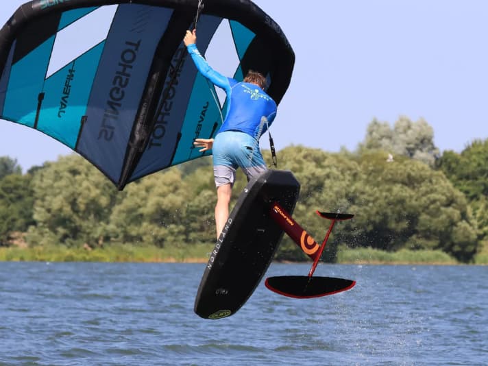 Der große 1850er Flügel ist eher ein Cruiser, der kleinere 1490er Frontwing erlaubt aber auch Freestyle-Tricks